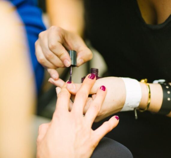 Jak zacząć karierę jako stylistka paznokci?